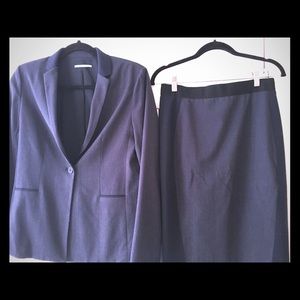 T Tahari Navy Suit - Blazer size 4, Skirt size 6